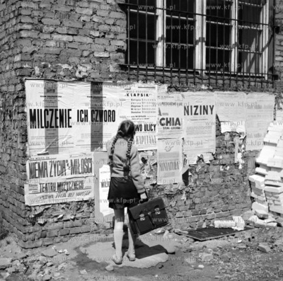 Afisze i plakaty na scianie gdzies w Trojmiescie. 1967
z0002396
Fot....