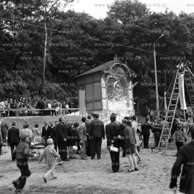 Pokaz młodzieżowych drużyn strażackich.
04.1971
0000512z_czerwiec1971
Fot....