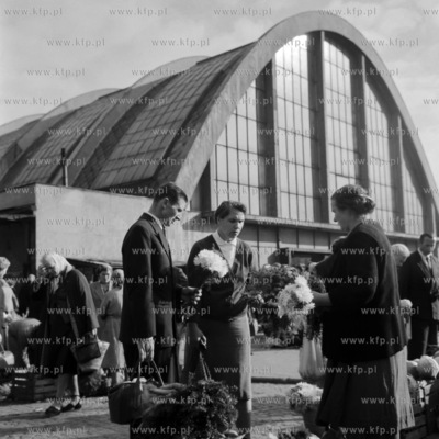 Sprzedaż kwiatów przed Halą Targową w Gdyni. (...