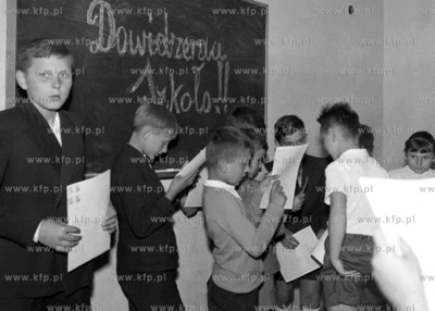 Zakończenie roku szkolnego w szkole podstawowej. 
1960
0008470z
Fot....