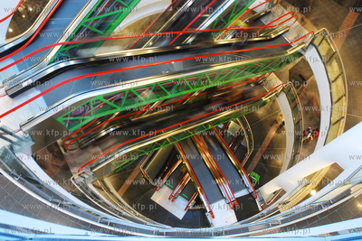 Zlote tarasy - kompleks wielofunkcyjny (biznesowo-handlowo-rozrywkowy)...