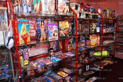 Sex Shop firmy " Pink Shop" przy Garncarskiej w Gdansku.16.03.2007Fot....
