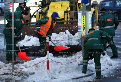Zima w Kolobrzegu. Nz. odsniezanie
31.01.2010
fot....