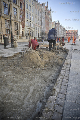 Remont plyt marmurowych na ulicy Dlugi Targ niedaleko...