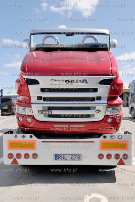 Gdynia. Do gdynskiego portu przyplynely ciezarowki,...