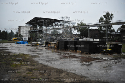 Budowa sceny glownej z okazji wielkiego widowiska plenerowego...