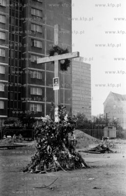 Strajk w Stoczni Gdanskiej im Lenina. Nz. krzyz postawiony...