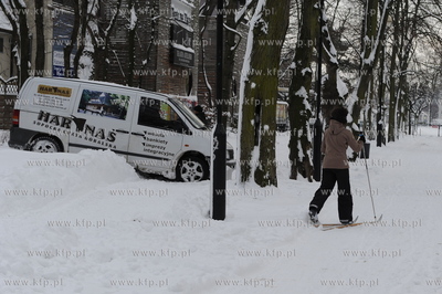 Sopot. Kolejne opady sniegu zasypaly Sopot. Nz. narciarka...