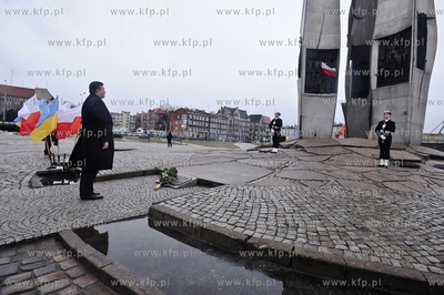 Zlozenie kwiatow pod pomnikiem poleglych stoczniowcow...