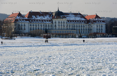 Sopot. Zimowa sceneria na plazy i sopockim molo. Nz....