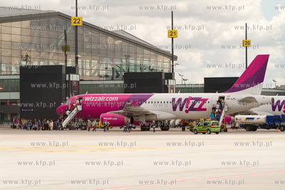 Gdansk, Rebiechowo. Nz. Airbus 320 linii WizzAir przed...