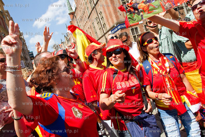 Gdansk. Ulica Dluga. Hiszpanscy kibice na ulicach starego...