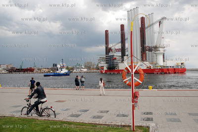 Do gdynskiego portu przyplynal widowiskowy statek -...