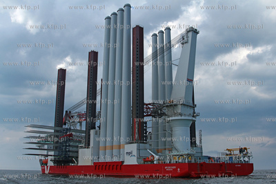 Do gdynskiego portu przyplynal widowiskowy statek -...