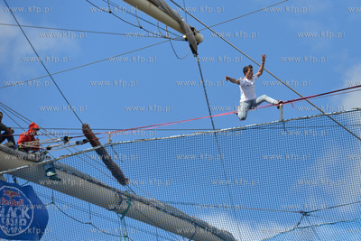 25 metrow nad pokladem Daru Mlodziezy zacumowanym przy...