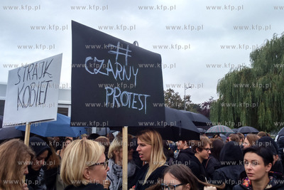 Ogólnopolski strajk kobiet w Gdyni na Skwerze Kościuszki....
