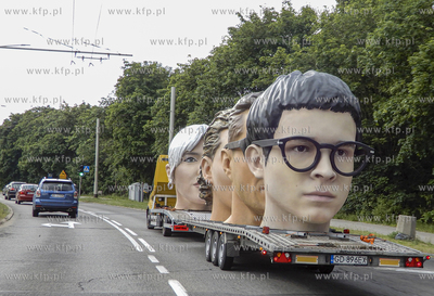 Ulicami Rumii przejechały wielkie głowy na przyczepach...