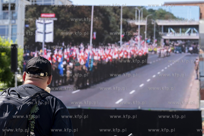 Parada morska z okazji Święta Wojska Polskiego oglądana...