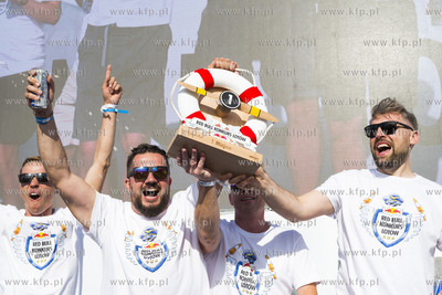 Red Bull Konkurs Lotów w Gdyni. Nz. Zwycięska drużyna...