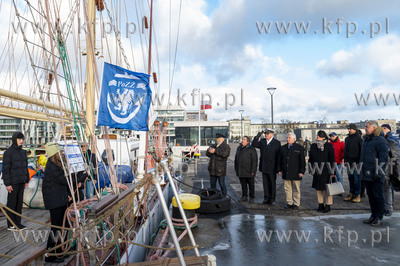 Gdynia. Marina Yacht Park. Ceremonia podniesienia flagi...