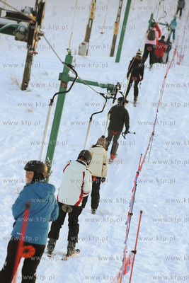 Zimowe szalenstwo w Wiezycy. W sniezne dni wyciag pracuje...