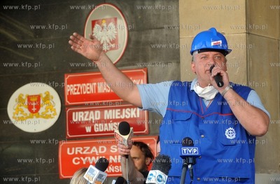 Plonace opony i petardy w srodku miasta to efekt pikiety...