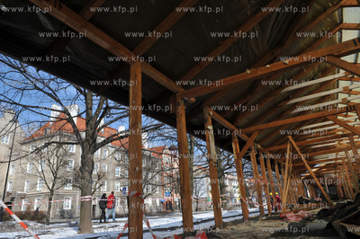 Rozbiorka pawilonow handlowych wzdluz starych murow...