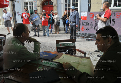 Gazeta Rock Cafe na ulicy Tkackiej w Gdansku. Jeden...