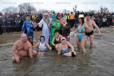 Noworoczna zimowa kapiel ponad 100 gdanskich morsow...