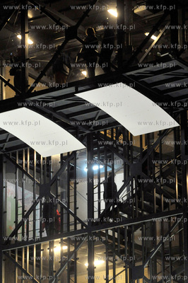 Gdynia. Impreza Swietojanska wita wiosne. Ludzie z...