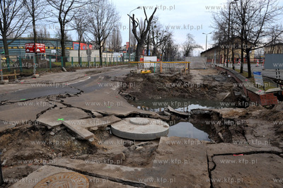 Gdansk. Dziura powstala na skutek awarii wodociagowej...