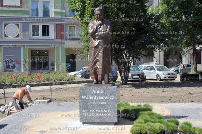 Montaz pomnika Anny Walentynowicz na skwerze jej imienia...