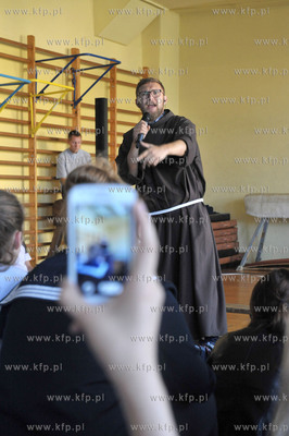 Franciszkanin ojciec Lukasz Buksa podczas reklolekcji...