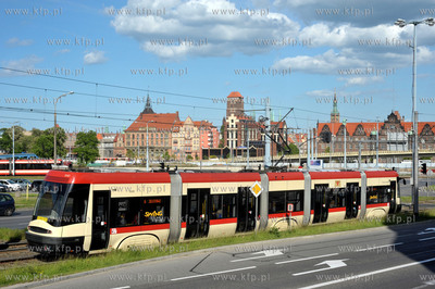 Gdansk. Tramwaj Pesa Swing na ul. Armii Krajowej. glebi...