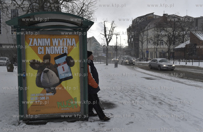 Sopot zimą. Przystanek autobusowy na ul. Powstańców...