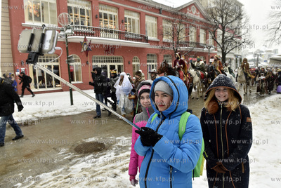 Orszak Trzech Króli w Sopocie. Przemarsz ul. Bohaterow...