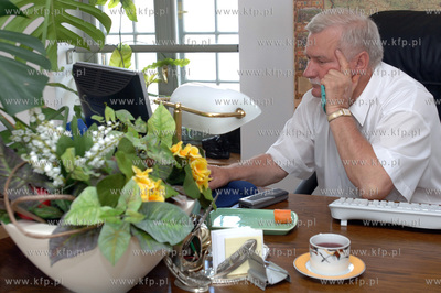Lech Walesa w swoim gabinecie w Zielonej Bramie w Gdansku....