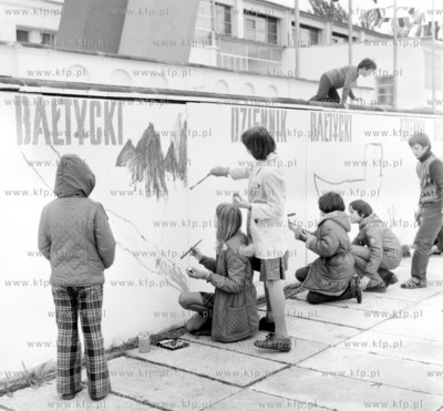 Dzieciecy konkurs malowania na plocie wokokol Tarasow...