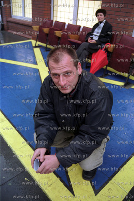    Robert Rumas - artysta na tle swojej instalacji...