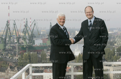 Gdansk. Prezydent Gdanska Pawel Adamowicz w towarzystwie...
