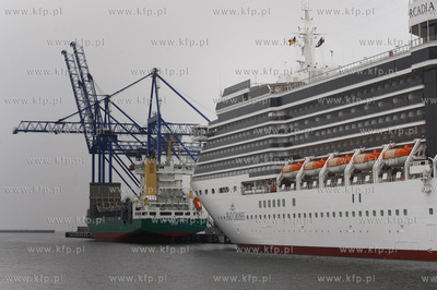 Gdansk. Terminal kontenerowy DCT Gdansk S.A. Nz. wycieczkowiec...