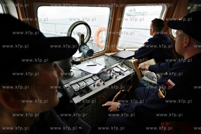 Do gdyńskiego portu wpływają okręty wojenne,  które...