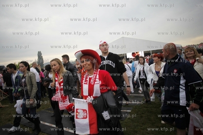 Sopot. Fan Camp Carlsberg. Kibice ogladaja mecz mistrzostw...