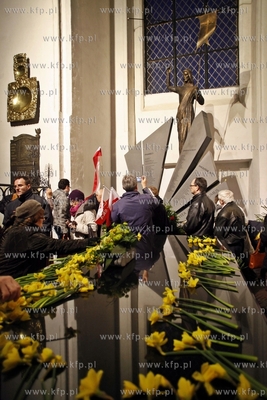 Gdansk. Marsz pamieci ofiar katastrofy smolenskiej...
