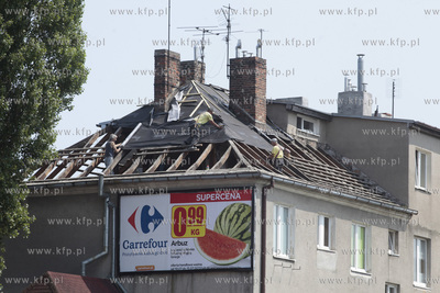 Remont dachu w kamienicy przy ul.Legionow w Gdansku.
27.06.2013
fot....
