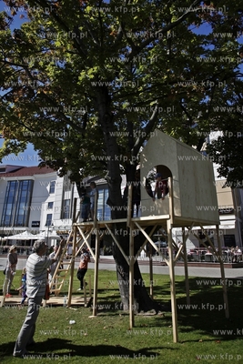 Sopot. Artloop Festival. Instalacje na Placu Przyjaciol...