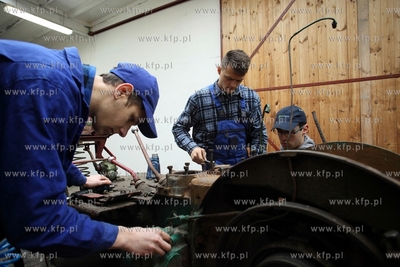 Uczniowie Zespolu Szkol Rolniczych w Rusocinie remontuja...