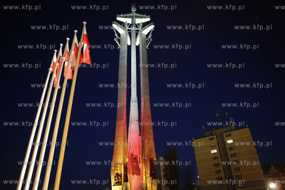 Gdańsk. Podświetlony na biało - czerwono pomnik...