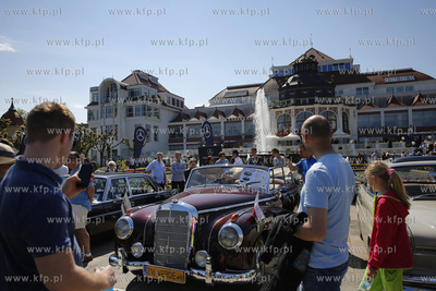 Sopot. Plac Zdrojowy. Wystawa samochodów marki Mercedes-Benz.
08.05.2016
fot....