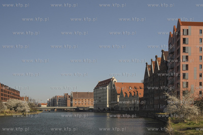 Gdańsk. Wyspa Spichrzów. Stare spichlerze oraz odrestaurowane...